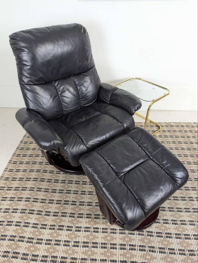Ekornes Stressless Style Leather Recliner Large by Benchmaster