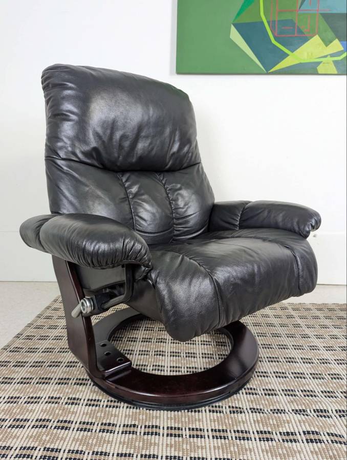 Ekornes Stressless Style Leather Recliner Large by Benchmaster