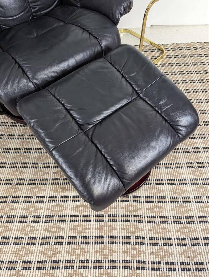 Ekornes Stressless Style Leather Recliner Large by Benchmaster