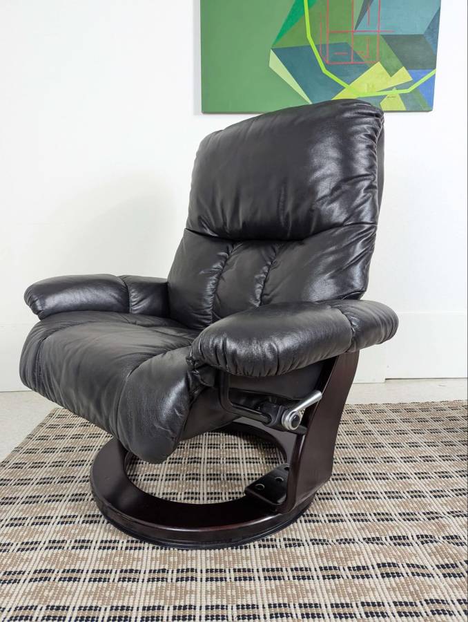 Ekornes Stressless Style Leather Recliner Large by Benchmaster