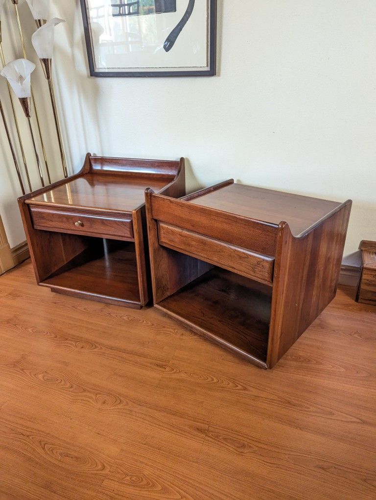 Solid Wood Mid Century Modern Pair of Nightstands by Heywood Wakefield