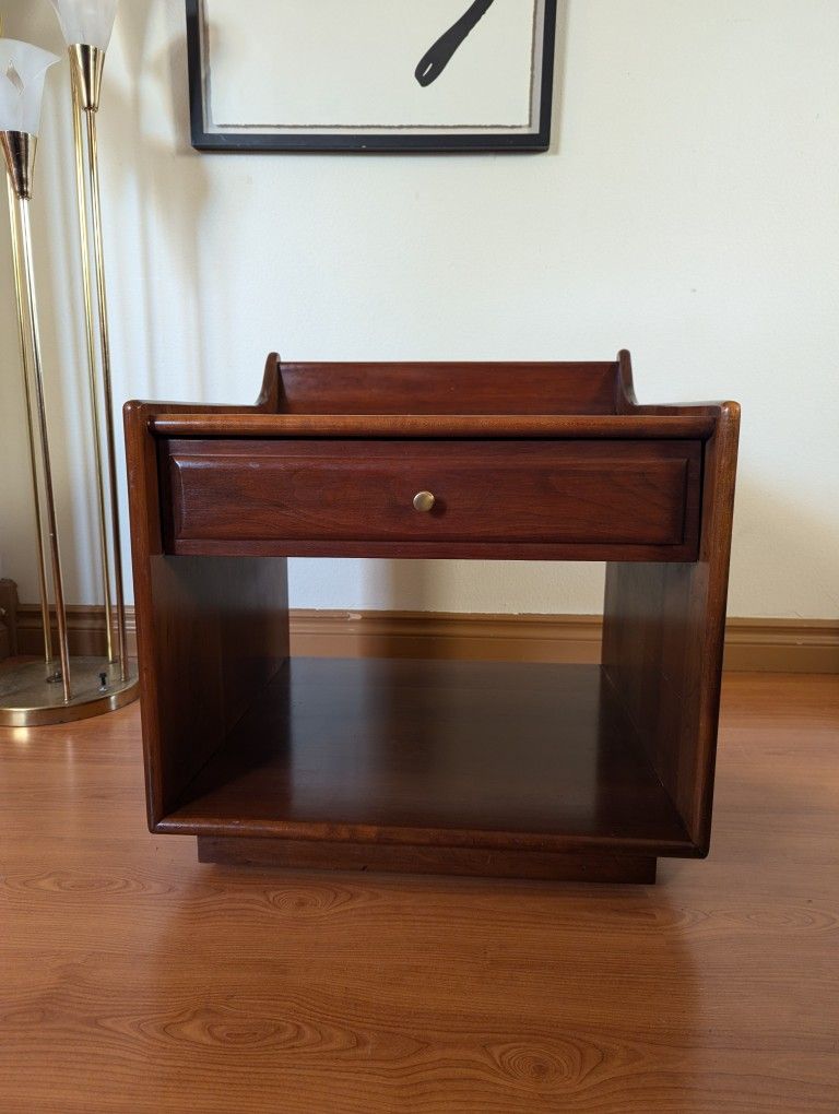 Solid Wood Mid Century Modern Pair of Nightstands by Heywood Wakefield