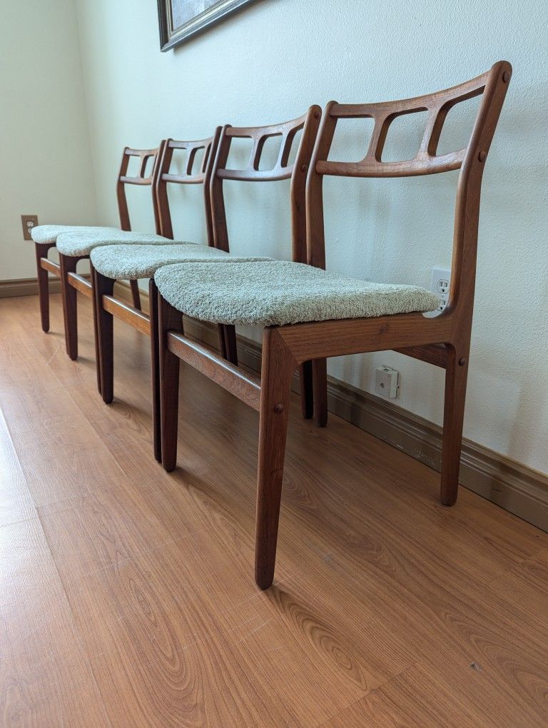 Stunning Set of 4 Mid Century Danish Modern Teak Dining Chairs by D Scan
