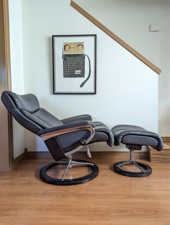 Ekornes Stressless Magic Large Signature Base Recliner & Ottoman