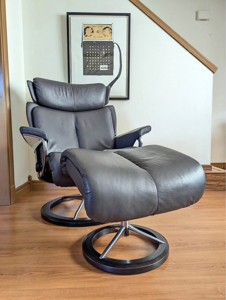 Ekornes Stressless Magic Large Signature Base Recliner & Ottoman