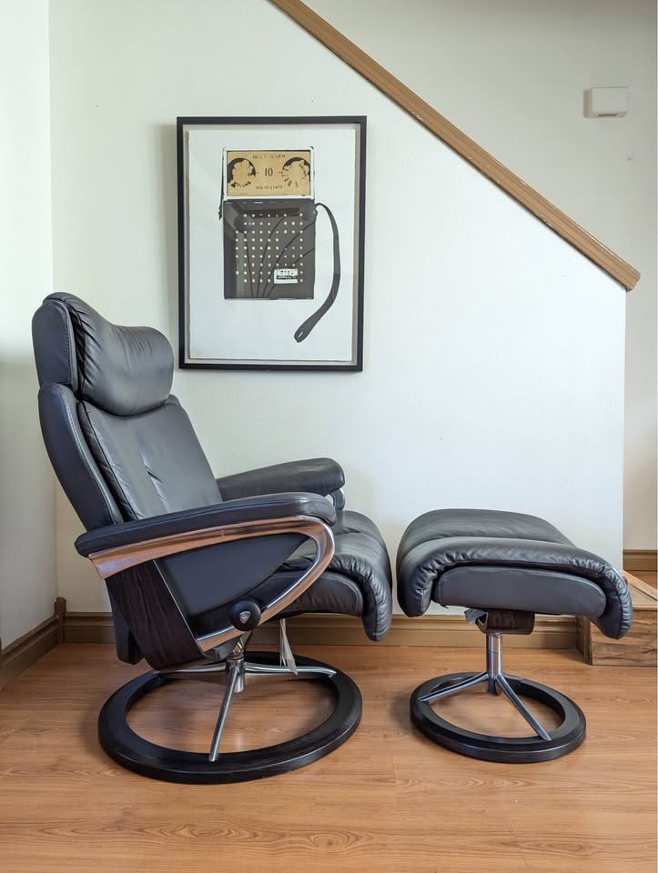 Ekornes Stressless Magic Large Signature Base Recliner & Ottoman