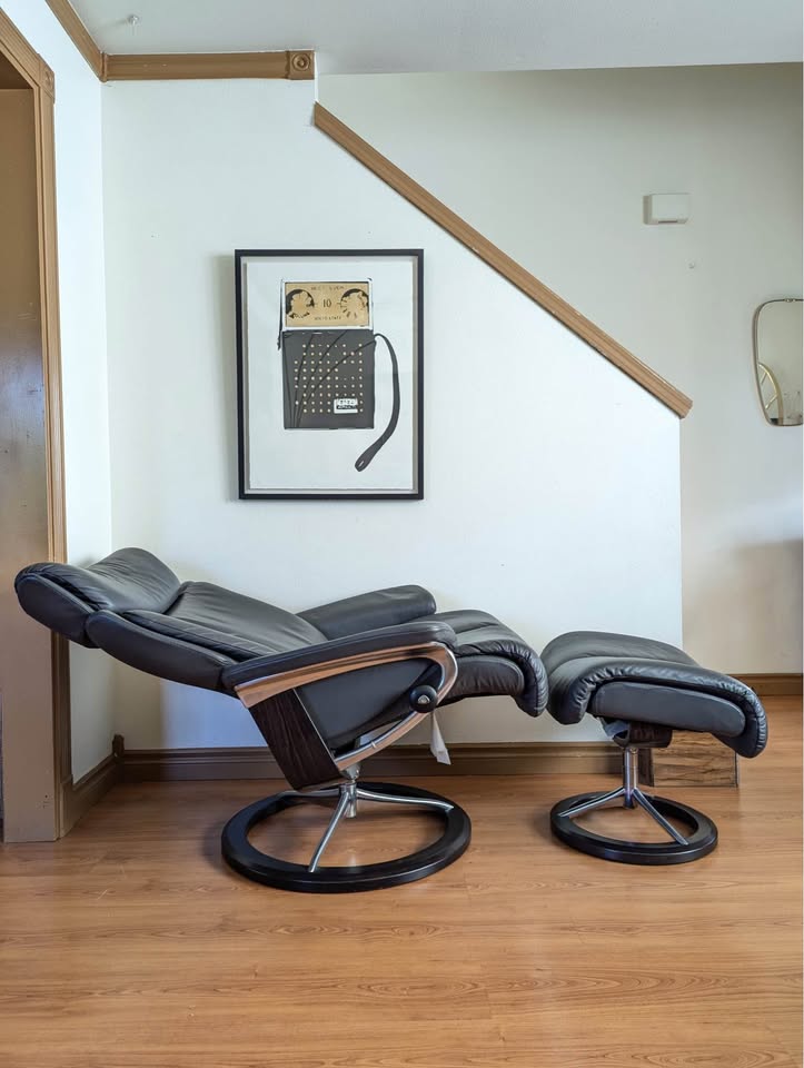 Ekornes Stressless Magic Large Signature Base Recliner & Ottoman