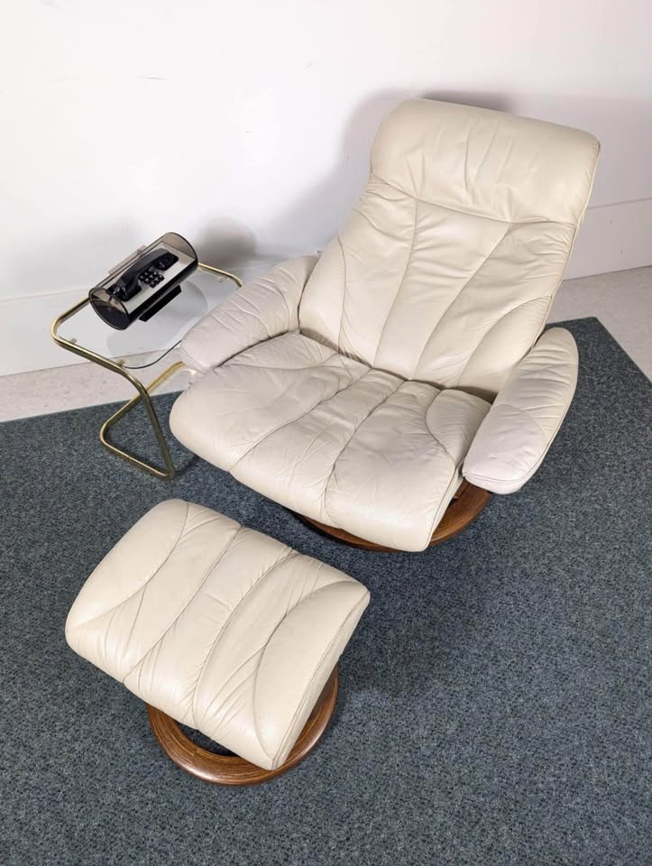 Ekornes Stressless Ivory Leather & Teak Classic Base Recliner Chair & Ottoman