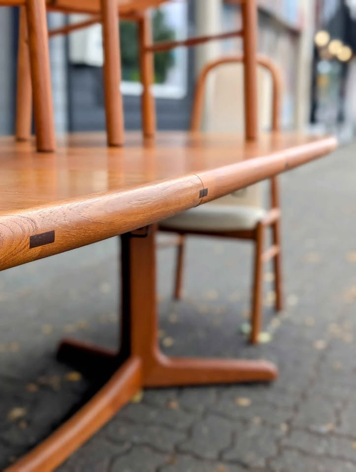 Beautiful Danish Modern Expanding Teak MCM Dining Table