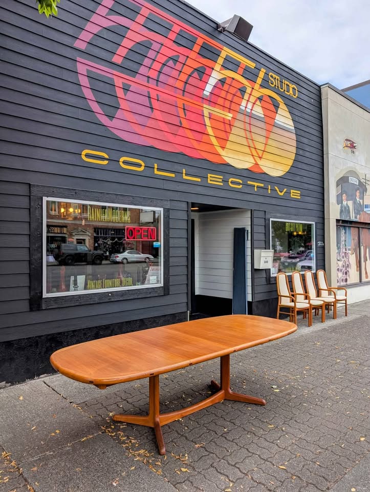 Beautiful Danish Modern Expanding Teak MCM Dining Table