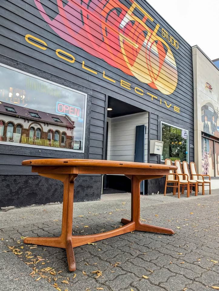 Beautiful Danish Modern Expanding Teak MCM Dining Table