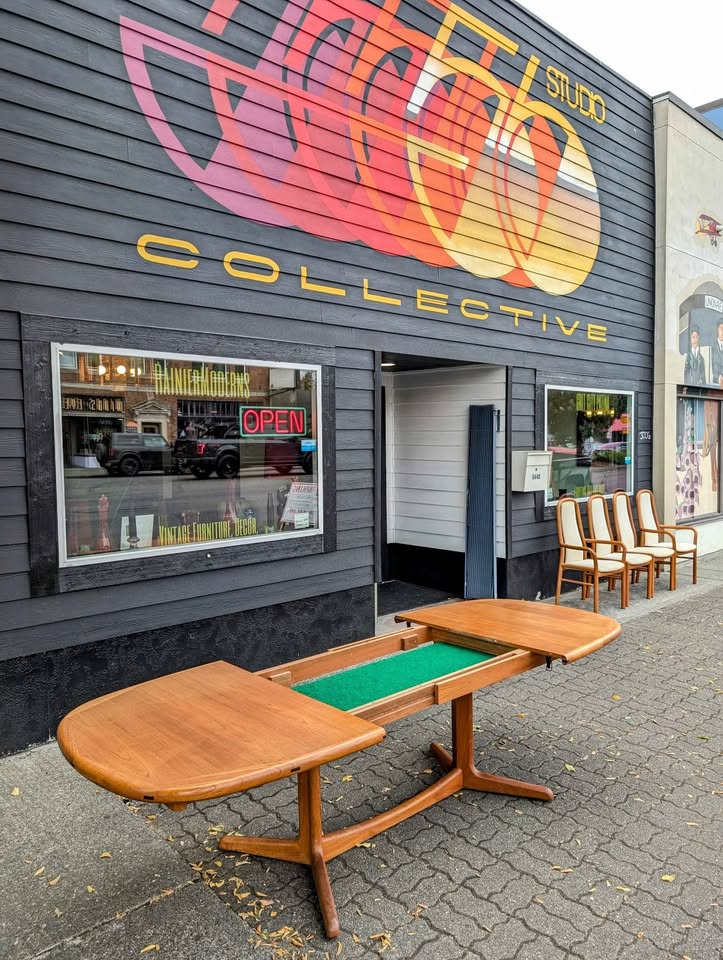 Beautiful Danish Modern Expanding Teak MCM Dining Table