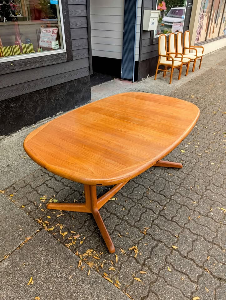 Beautiful Danish Modern Expanding Teak MCM Dining Table