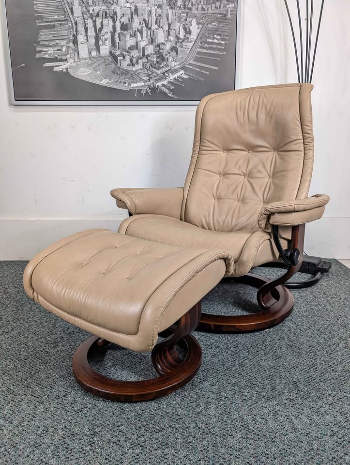 Ekornes Stressless Leather Lounge Chair Recliner & Ottoman