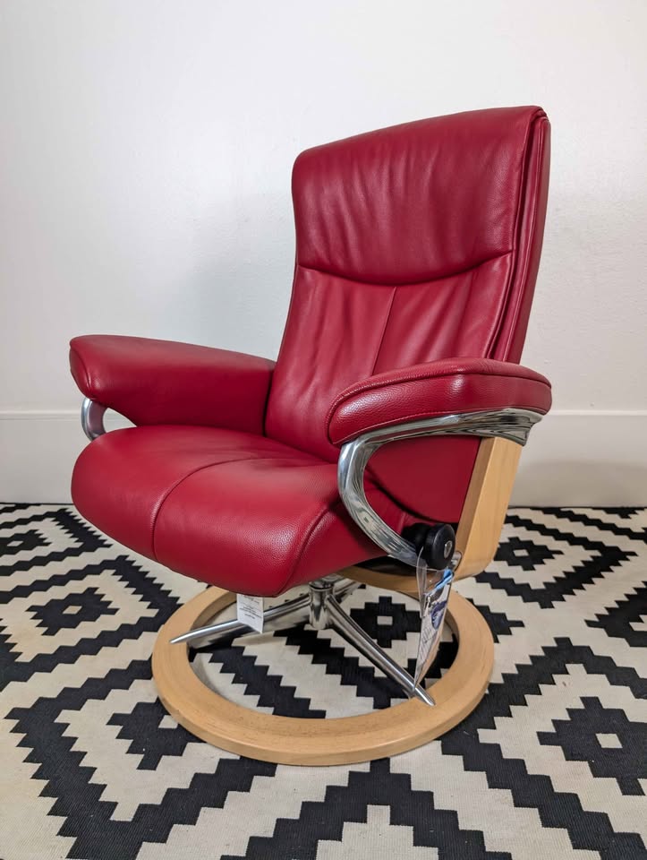Ekornes Stressless Lounge Chair Recliner & Ottoman