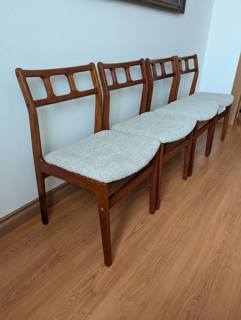 Stunning Set of 4 Mid Century Danish Modern Teak Dining Chairs by D Scan