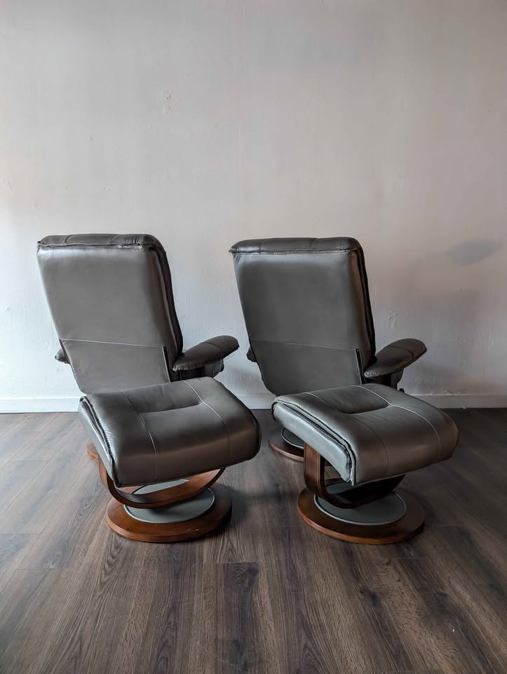 Pair of New Stressless Style Grey Leather Lounge Chair Recliners $795 Each