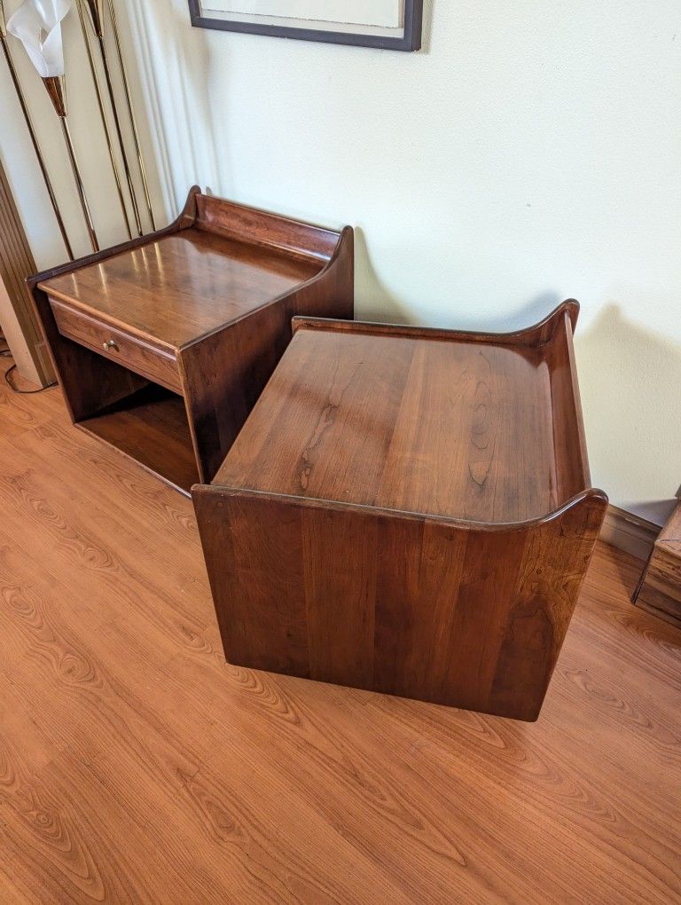 Solid Wood Mid Century Modern Pair of Nightstands by Heywood Wakefield