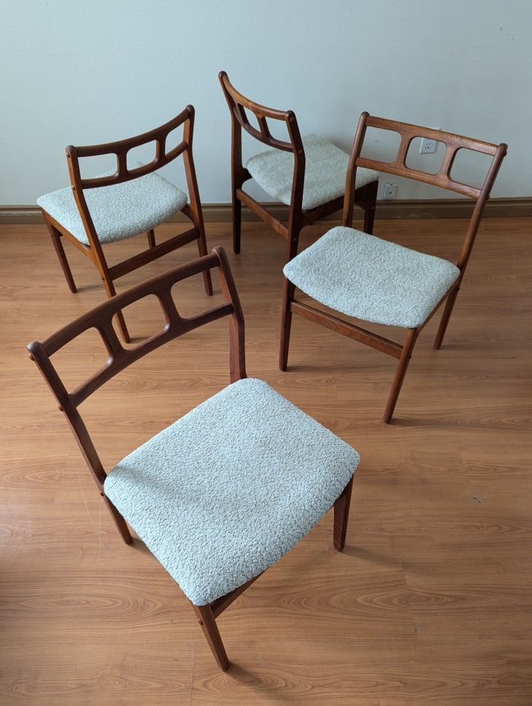 Stunning Set of 4 Mid Century Danish Modern Teak Dining Chairs by D Scan