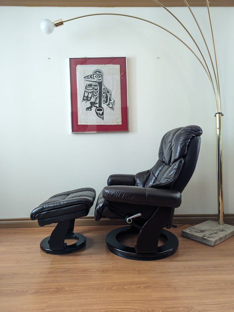 Large Stressless Style Brown Leather Lounge Chair Recliner & Ottoman by Benchmaster