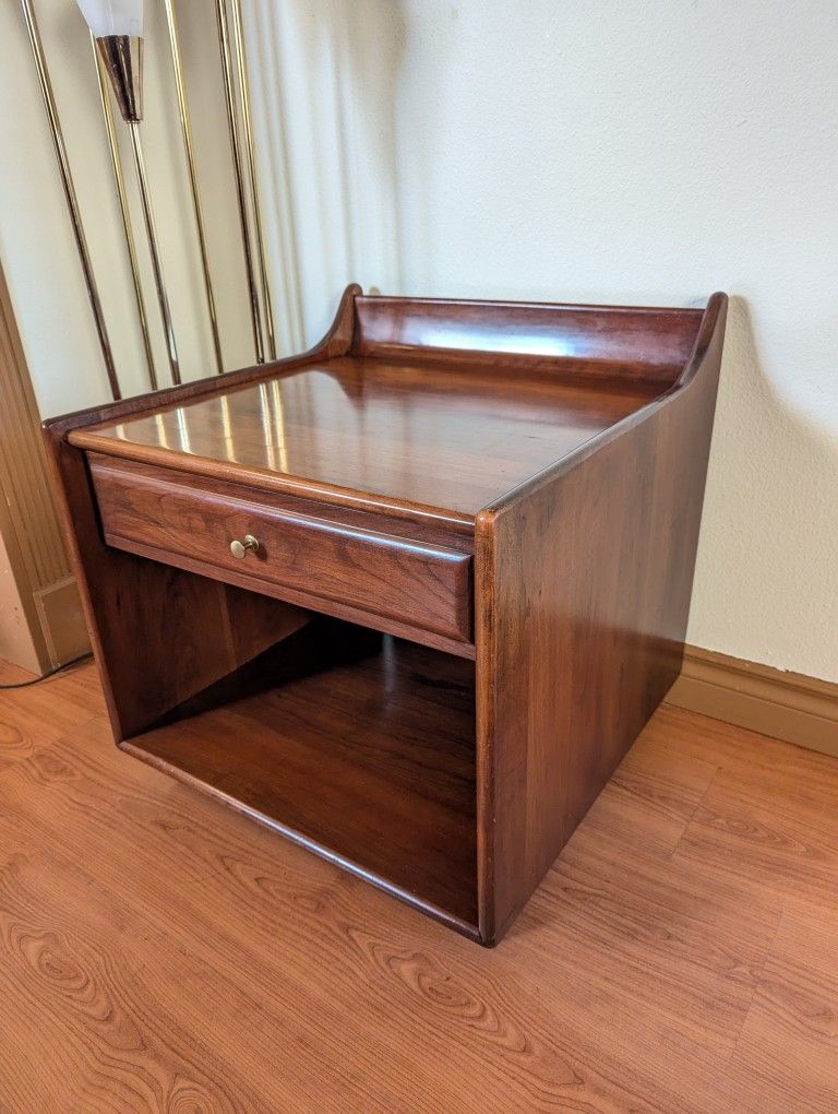 Solid Wood Mid Century Modern Pair of Nightstands by Heywood Wakefield
