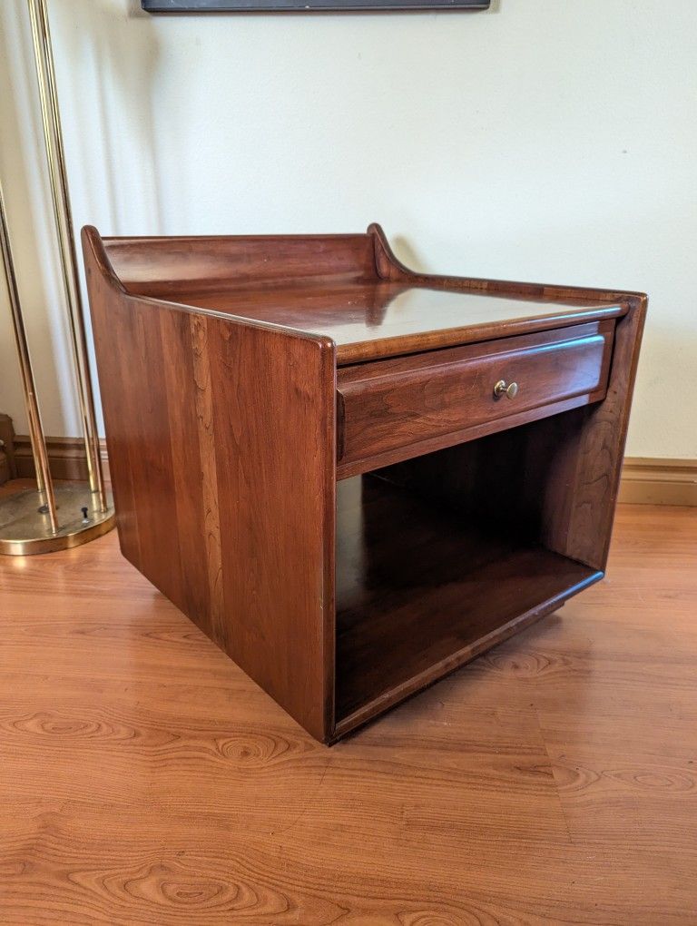 Solid Wood Mid Century Modern Pair of Nightstands by Heywood Wakefield