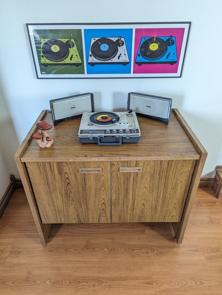 Mid Century Modern Faux Wood Laminate Record Player Credenza / MCM Bar / Media Stand