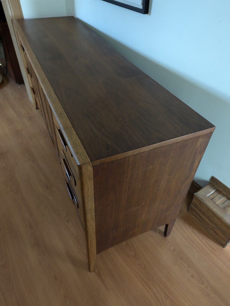 Mid Century Modern Vintage Broyhill Emphasis 9 Drawer Walnut Dresser