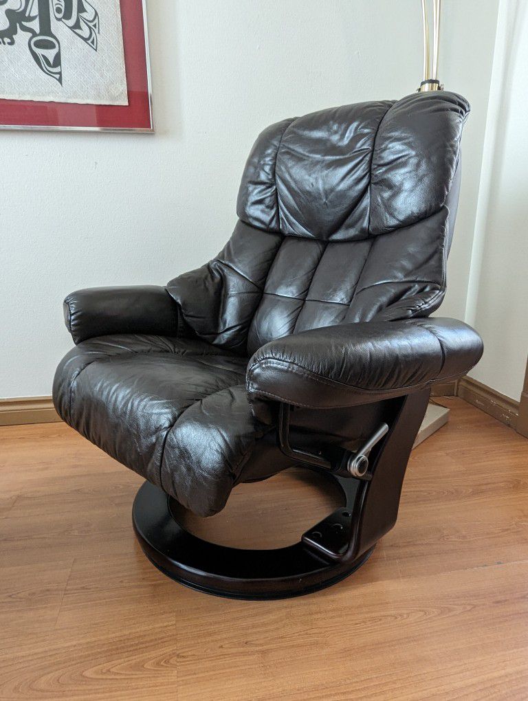 Large Stressless Style Brown Leather Lounge Chair Recliner & Ottoman by Benchmaster