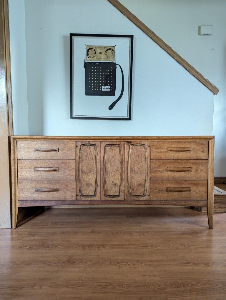 Mid Century Modern Vintage Broyhill Emphasis 9 Drawer Walnut Dresser