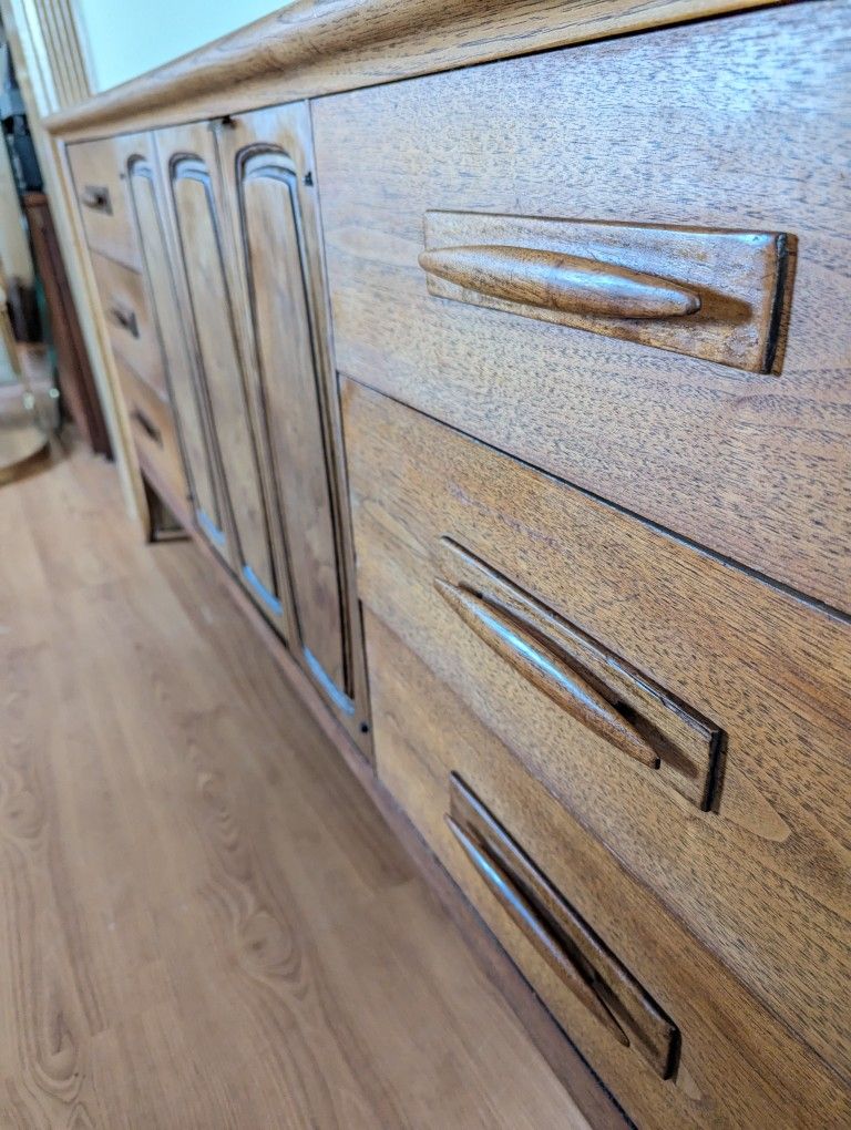 Mid Century Modern Vintage Broyhill Emphasis 9 Drawer Walnut Dresser