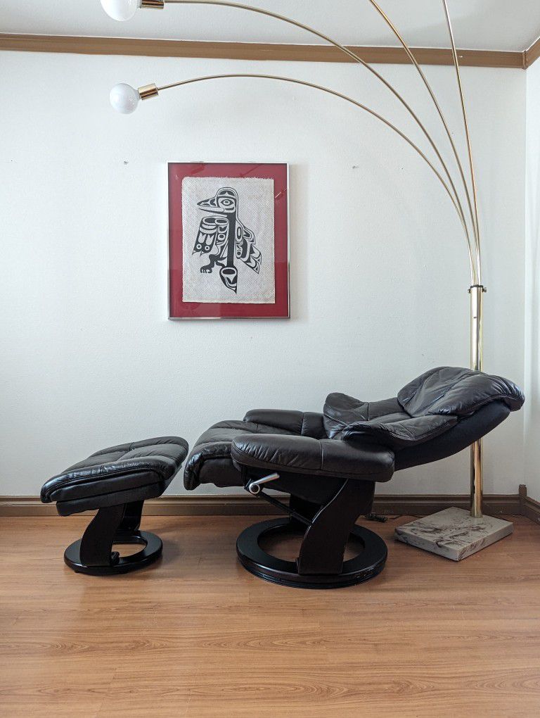 Large Stressless Style Brown Leather Lounge Chair Recliner & Ottoman by Benchmaster