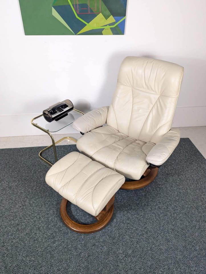 Ekornes Stressless Ivory Leather & Teak Classic Base Recliner Chair & Ottoman