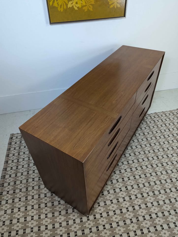 Stunning MCM Henredon Circa '60 Eight Drawer Walnut Dresser