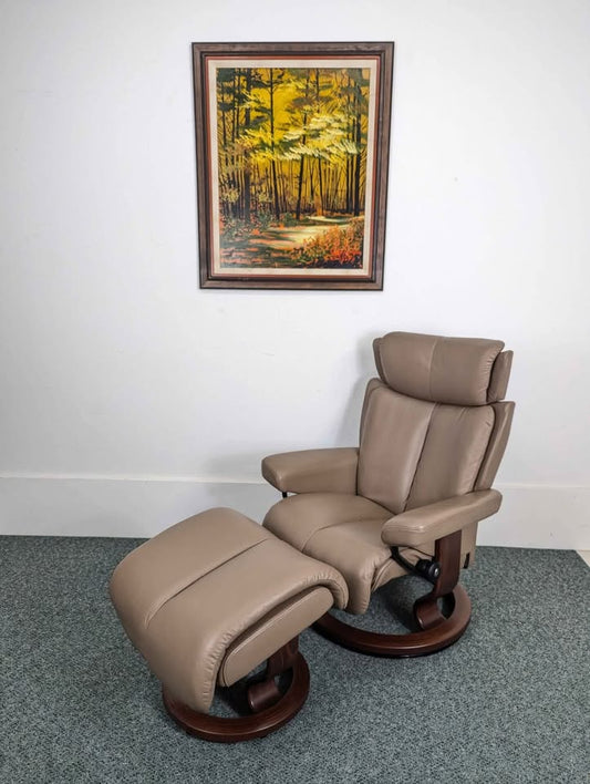 Ekornes Stressless Magic Leather Lounge Chair Recliner & Ottoman