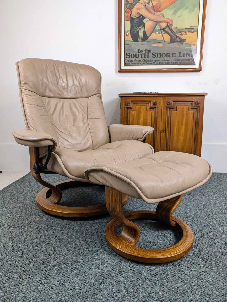 Ekornes Stressless Tan Leather Lounge Chair Recliner & Ottoman