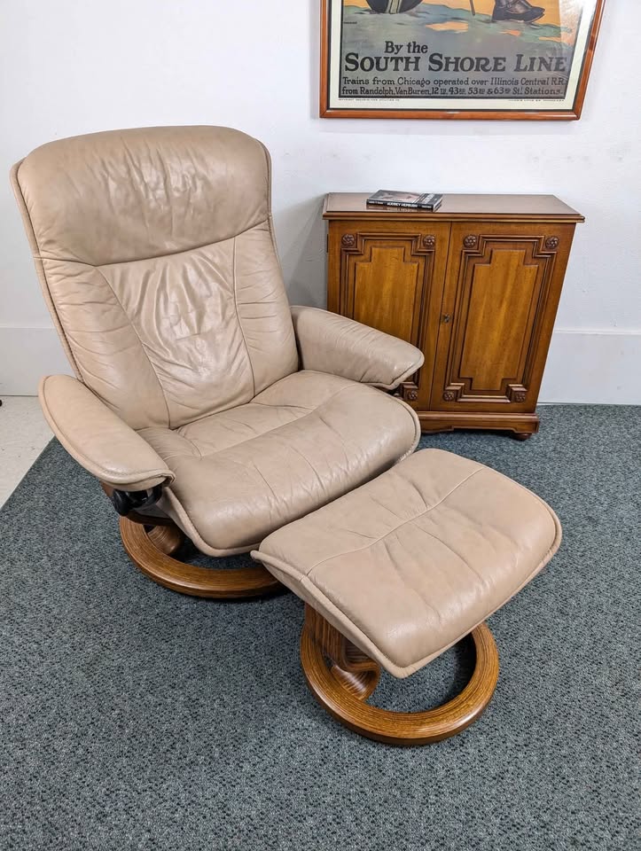 Ekornes Stressless Tan Leather Lounge Chair Recliner & Ottoman