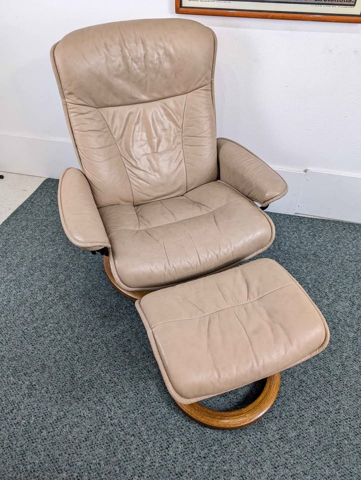 Ekornes Stressless Tan Leather Lounge Chair Recliner & Ottoman
