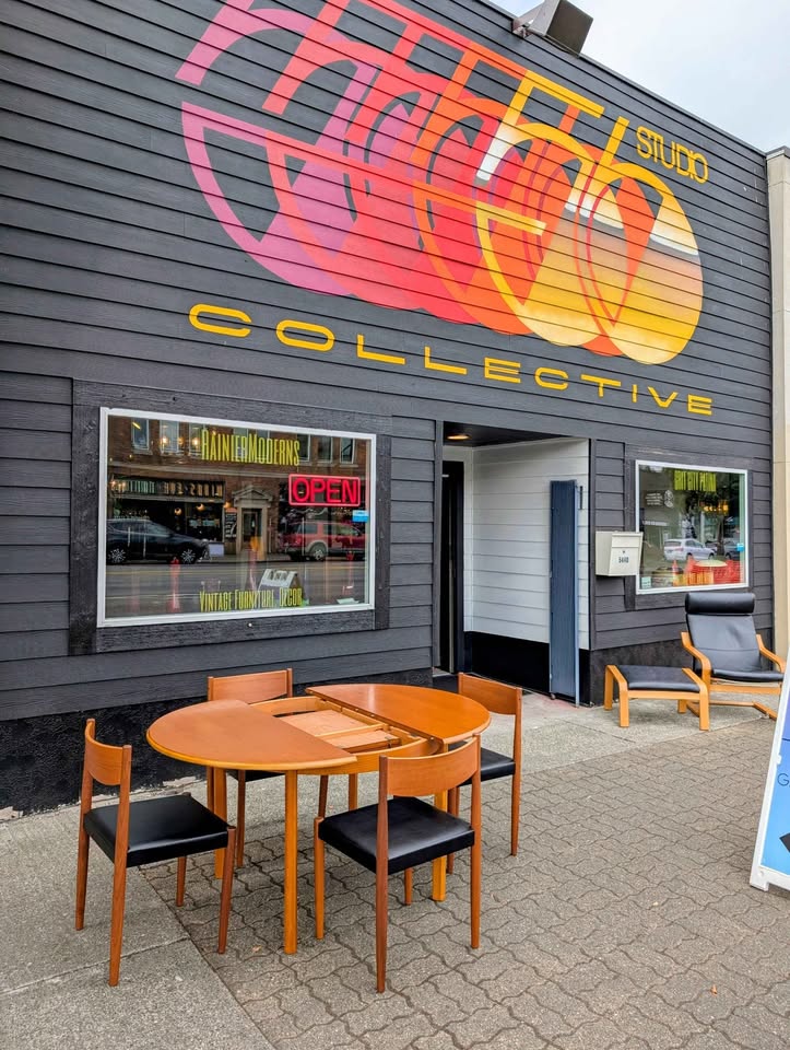 Danish Modern Round to Oval Teak Dining Table w/ Butterfly Leaf