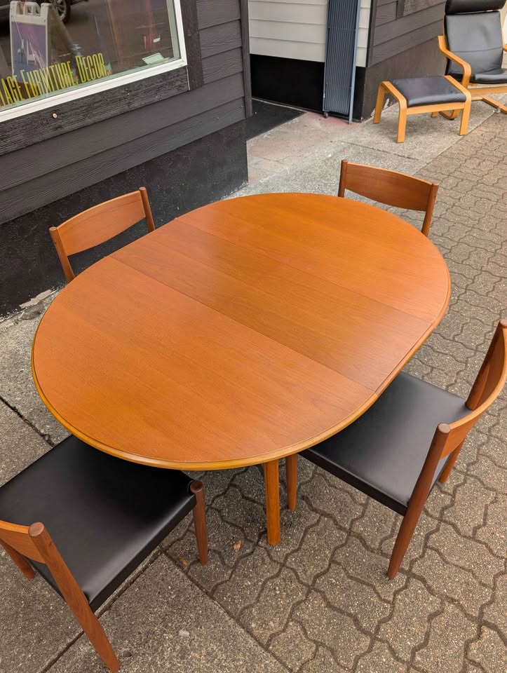 Danish Modern Round to Oval Teak Dining Table w/ Butterfly Leaf