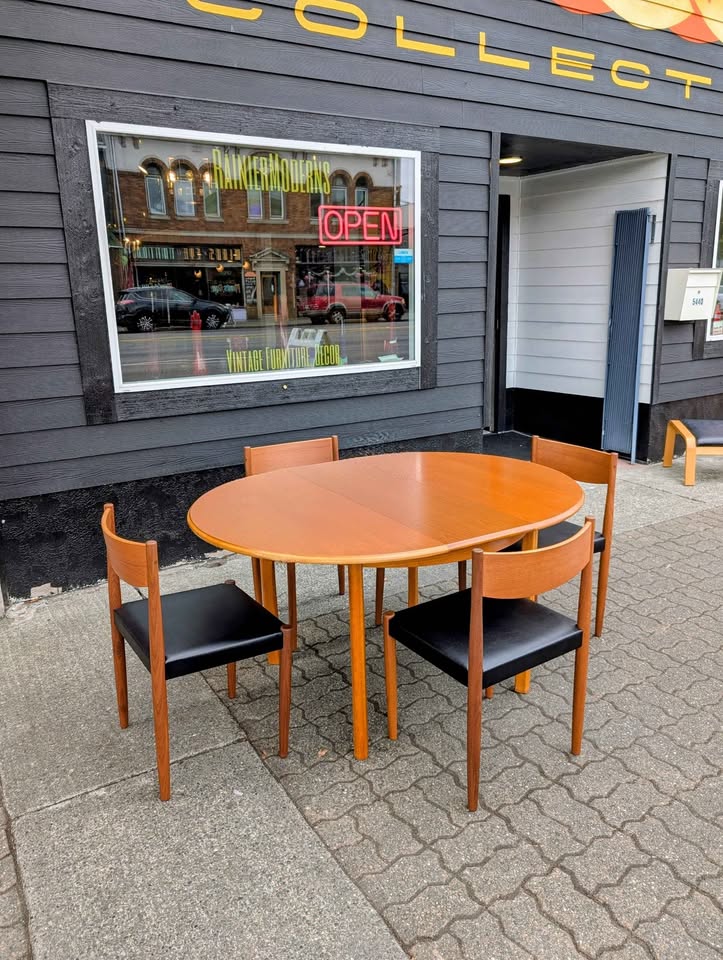 Danish Modern Round to Oval Teak Dining Table w/ Butterfly Leaf