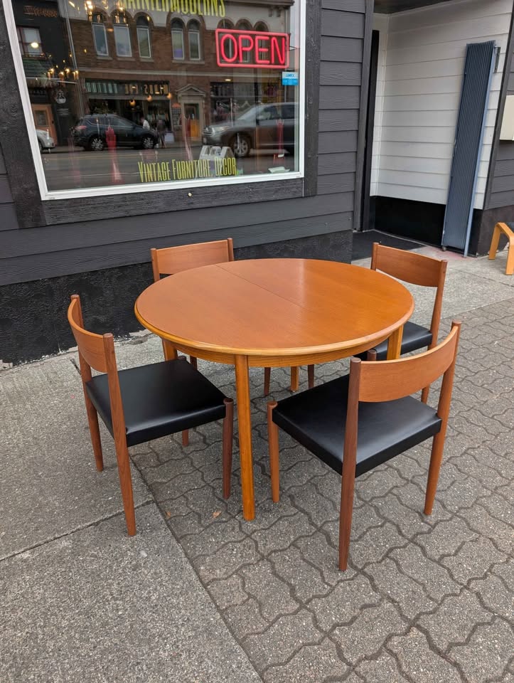 Danish Modern Round to Oval Teak Dining Table w/ Butterfly Leaf