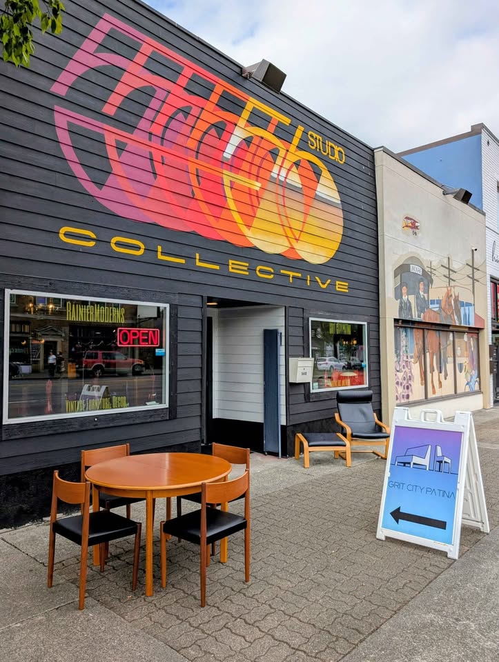 Danish Modern Round to Oval Teak Dining Table w/ Butterfly Leaf