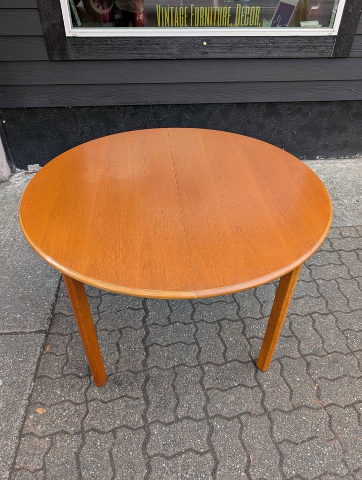 Danish Modern Round to Oval Teak Dining Table w/ Butterfly Leaf