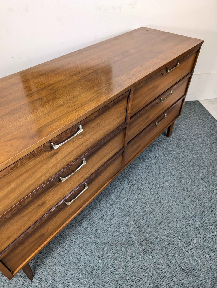 Excellent Mid Century Modern 6 Drawer Lowboy Dresser by Broyhill Lenoir