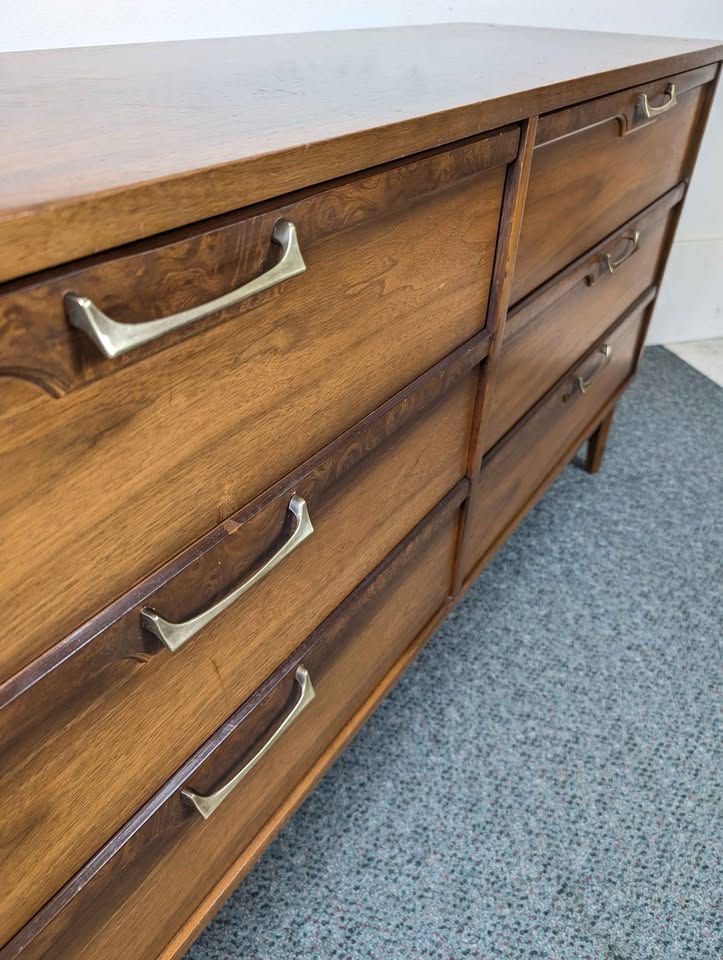 Excellent Mid Century Modern 6 Drawer Lowboy Dresser by Broyhill Lenoir