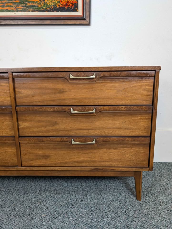 Excellent Mid Century Modern 6 Drawer Lowboy Dresser by Broyhill Lenoir