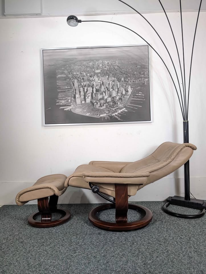 Ekornes Stressless Leather Lounge Chair Recliner & Ottoman