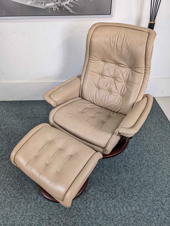 Ekornes Stressless Leather Lounge Chair Recliner & Ottoman