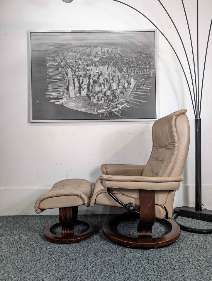 Ekornes Stressless Leather Lounge Chair Recliner & Ottoman